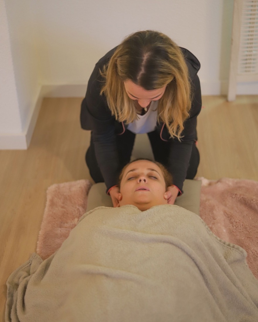 Prática de Shiatsu entre duas pessoas